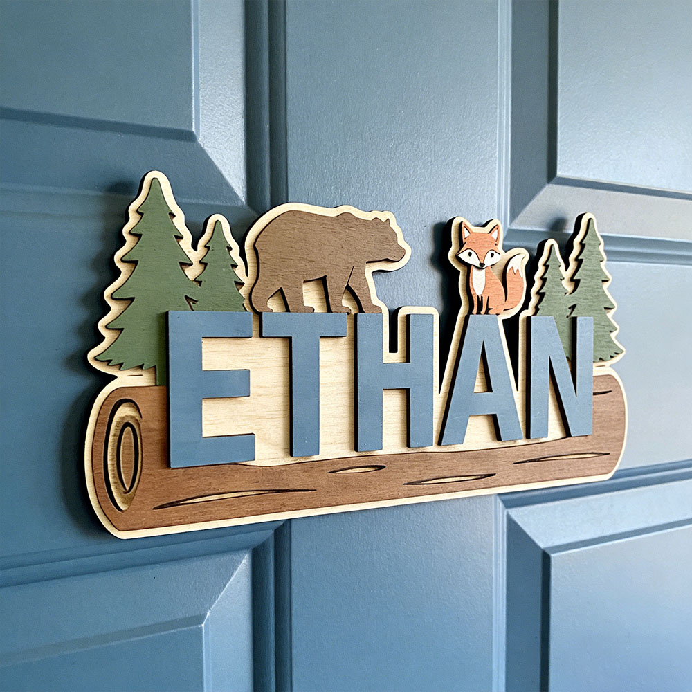 Baby Nursery Sign - Personalisiertes Holzschild mit Waldtieren und Namen,